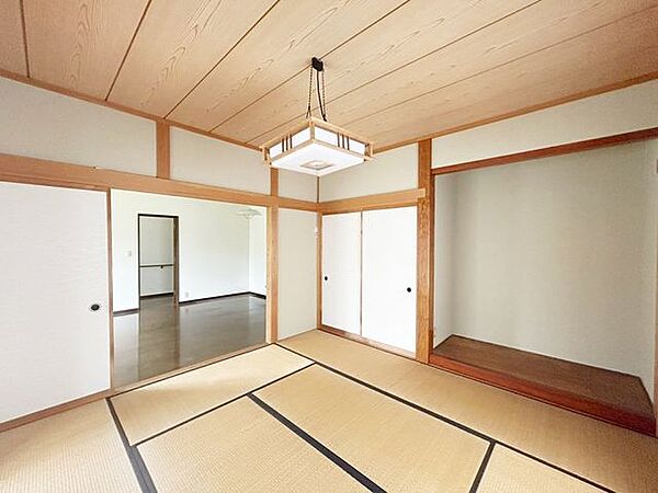 【8/31まで現況販売】1階東側8畳和室別角度の写真です。押入れがあるので、お布団もすっきり片付きます。