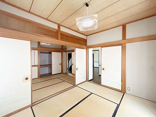 【8/31まで現況販売】1階南西側6畳和室です。来客時は玄関側からすぐお通しできるので、客間としてもお使いいただけます。