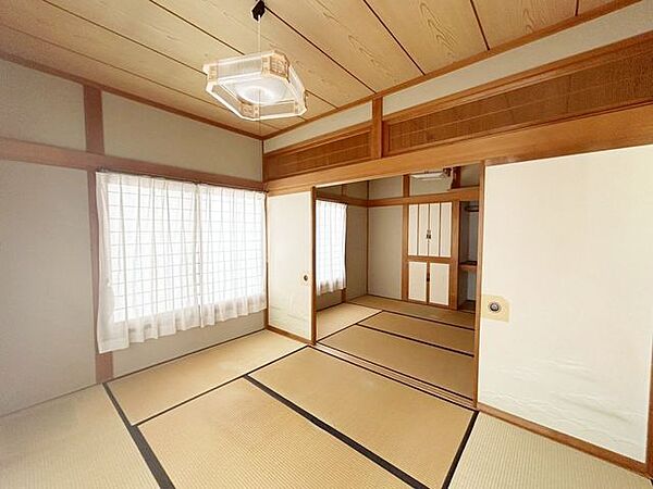 【8/31まで現況販売】1階南西側6畳和室別角度の写真です。隣りの和室と続き間になっているので、ふすまを外せば広くお使いいただけます。