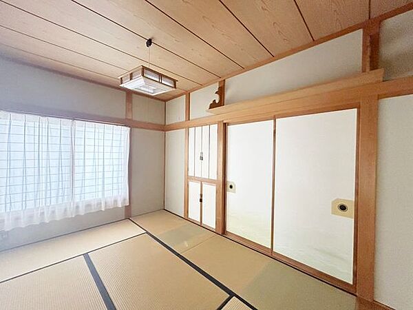 【8/31まで現況販売】1階北西側6.5畳和室別角度の写真です。ふすまは取り外しが可能なので、閉めて個室として使ったり、開放して広々使ったりとアレンジ自在です。