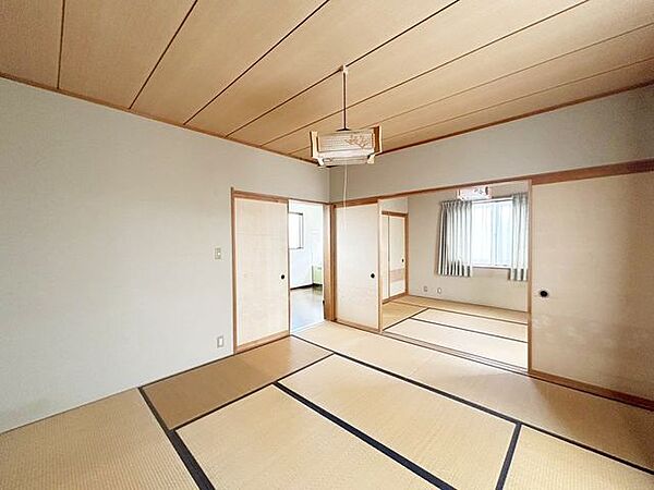 【8/31まで現況販売】2階8畳和室です。隣りの和室と続き間になっているので、ふすまを外せば広くお使いいただけます。