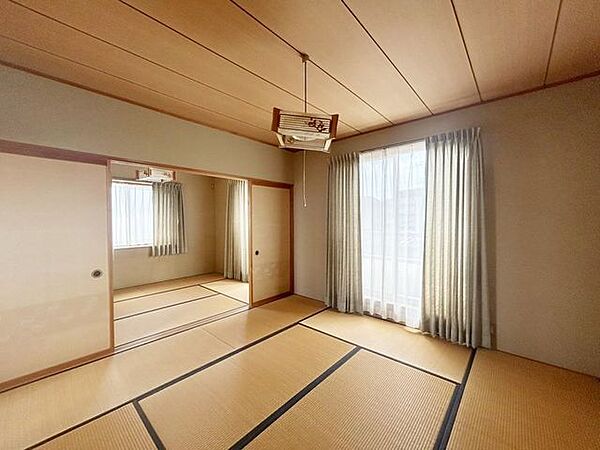 【8/31まで現況販売】2階8畳和室別角度の写真です。ふすまは取り外しが可能なので、閉めて個室として使ったり、開放して広々使ったりとアレンジ自在です。