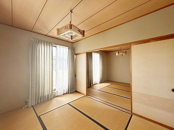 【8/31まで現況販売】2階6畳和室別角度の写真です。南側のサッシからバルコニーに出ることができます。