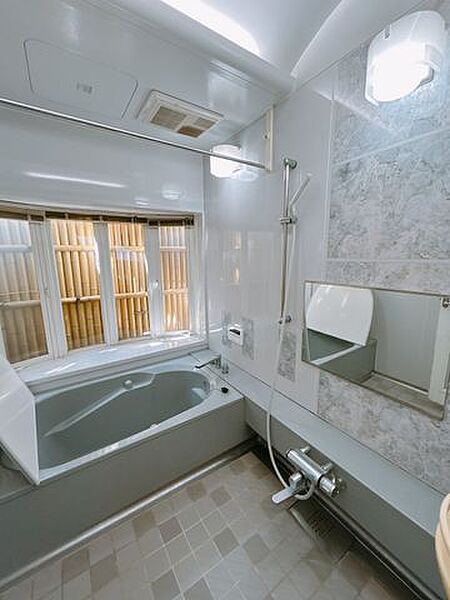 【9/13まで現況販売】浴室です。窓付きなので、空気の入れ替えもできます。