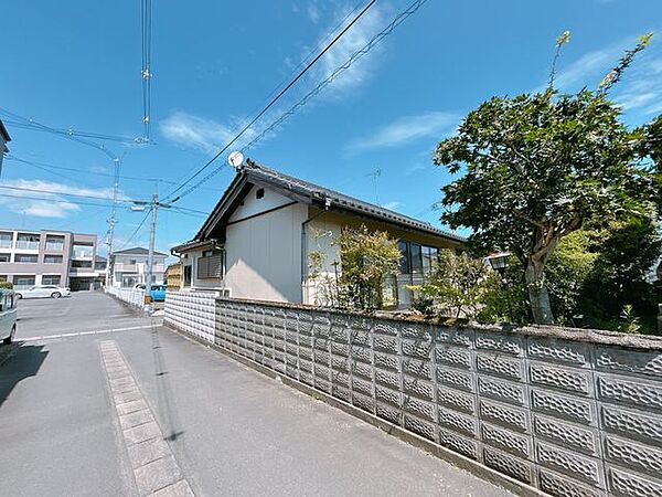 【前面道路】は公道で、幅員は約4ｍです。