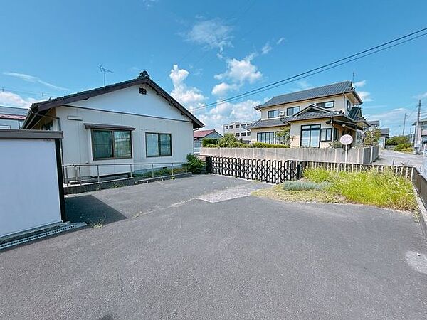 【9/13まで現況販売】駐車場です。駐車は4台可能です。お車の台数が多いご家族におすすめです。
