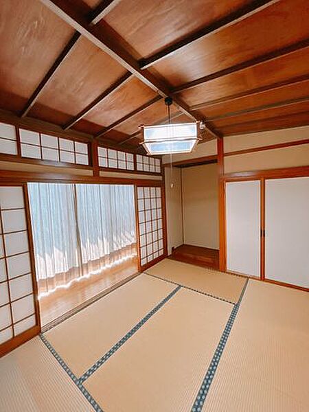 【9/13まで現況販売】西側6畳和室です。南側は広縁になっています。