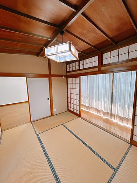 【9/13まで現況販売】西側6畳和室別角度の写真です。LDKとつながっています。