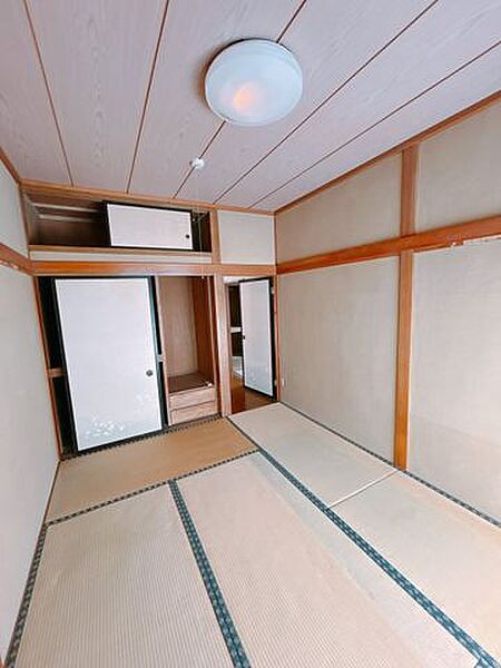 【9/13まで現況販売】中央6畳和室別角度の写真です。押入れ付きです。