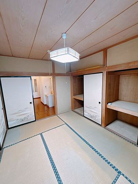 【9/13まで現況販売】東側6畳和室別角度の写真です。ふすまは取り外しが可能なので、閉めて個室として使ったり、開放して広々使ったりとアレンジ自在です。