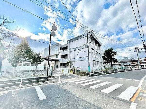 岩沼市立岩沼小学校まで徒歩13分。徒歩圏内だと低学年のお子様の登下校も安心ですね。 1010m
