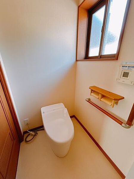【9/13まで現況販売】東側のトイレです。トイレが二か所あると混み合うことも解消されそうです。