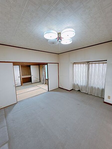 【9/13まで現況販売】東側8帖洋室別角度の写真です。ふすまを開けて、和室と洋室をつなげ広くお使いいただくこともできます。