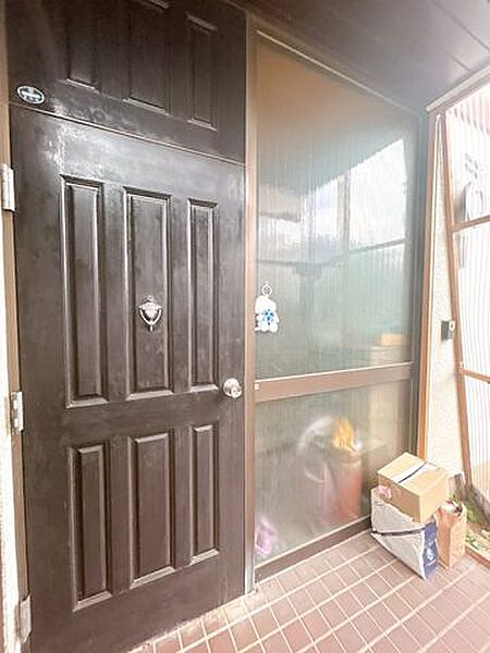 【9/13まで現況販売】玄関外部です。玄関ポーチは屋根付きなので、雨の日でも立ち話ができますね。