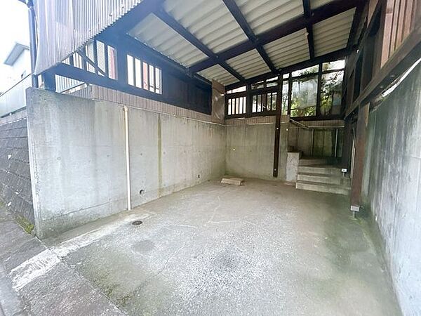 【9/13まで現況販売】駐車場です。屋根付きなので、車の乗り降りも快適です。