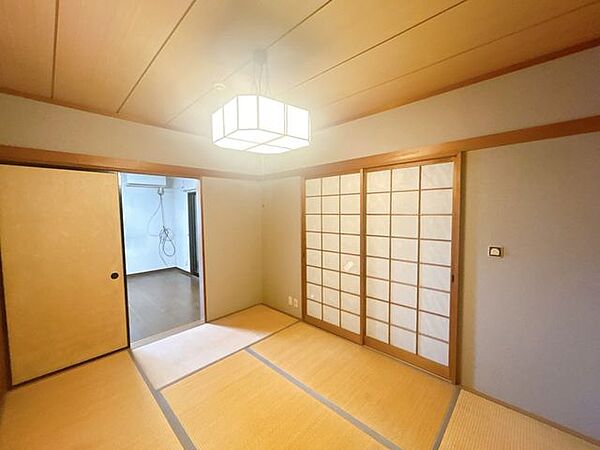 【リフォーム中】1階和室別角度の写真です。クロス貼替、畳の表替え、襖・障子の張替えを行います。リビングと隣接しているので、ふすまを開ければ親戚やお客様がたくさん来たときにも便利なお部屋です。
