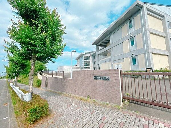 名取市立那智が丘小学校まで徒歩11分。徒歩圏内だと低学年のお子様の登下校も安心ですね。 810m