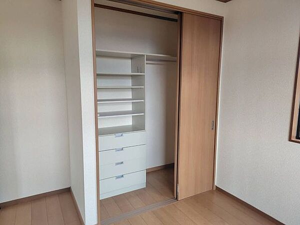 便利なチェスト付き収納