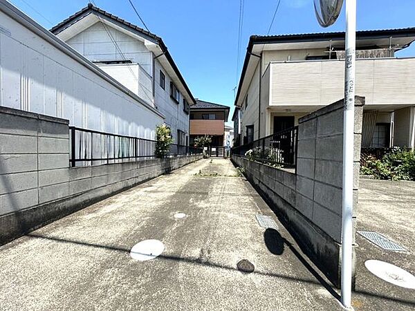 車は縦列で駐車していただく形になります。