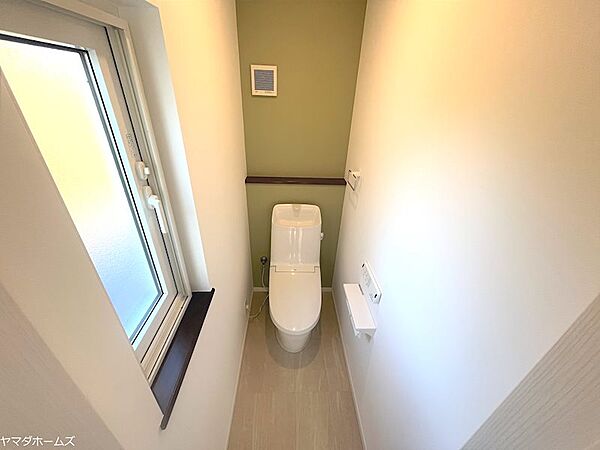 2階にもトイレがございます。家の中に2か所あるのは助かりますね。