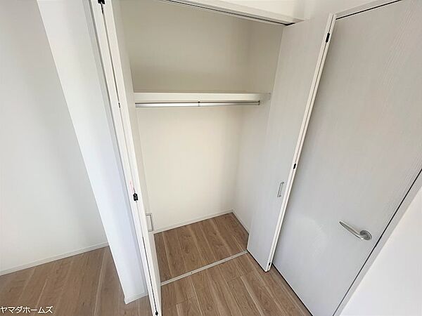 洋室5.3帖のクローゼットです。もちろん建具・棚・パイプは新品交換済みです。