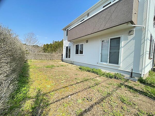お庭付きの住宅です。お子様の遊び場やドッグランなど色々な使い方ができますね！