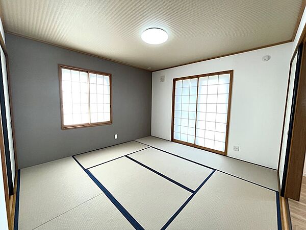和室は畳の表替えクロス・障子・襖の張替えを行いました。