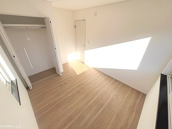 2階5.3帖洋室です。床の重ね張り・建具交換・クロスの張替えを行いました。