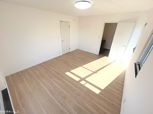 2階10帖洋室です。床の重ね張り・建具交換・クロスの張替えを行いました。
