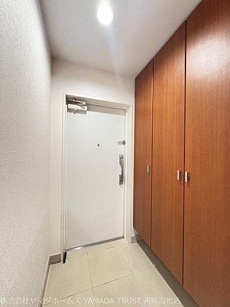 玄関　壁面シューズクローゼットがあり、たっぷりな収納量です。