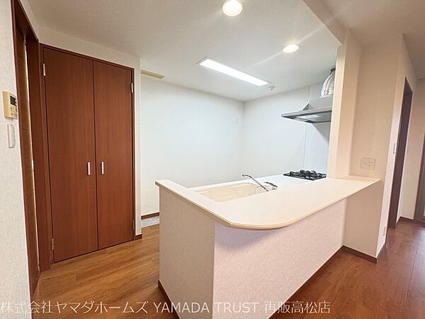 （リフォーム済）人気の対面キッチンで、カウンター付きです。