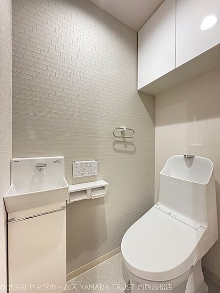 （リフォーム済）トイレはウォシュレット付便器に交換し、天井や壁、床も新しく貼り替えました。