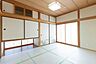 その他：【リフォーム済】北側和室6帖は2面採光の為、明るく落ち着いたお部屋です。