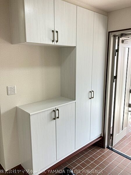 【リフォーム済】トールタイプの下駄箱を新しく設置しました。天井近くまで高さがあり収納量たっぷりなので、ご家族分の靴もすっきりと片付きます。