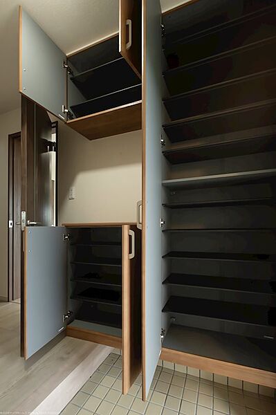 【リフォーム完了】下駄箱はトールタイプで十分な収納量です。