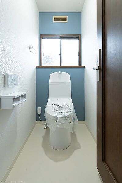 【リフォーム完了】1Fトイレはウォシュレット付便器に交換し、天井や壁、床も新しく貼り替えました。