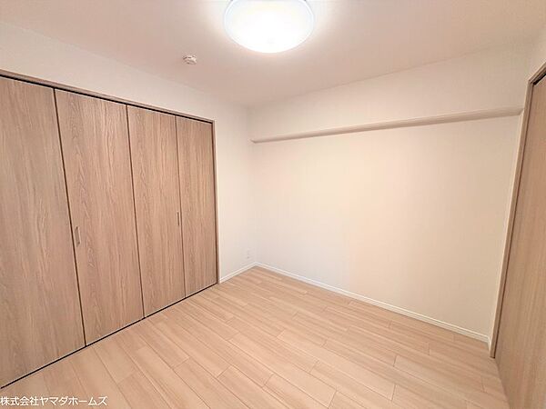 【リフォーム完了】洋室4.5帖　リビング横の洋室は来客用としても使いやすいですね。クローゼット付きなので、お洋服もすっきり収納できます。