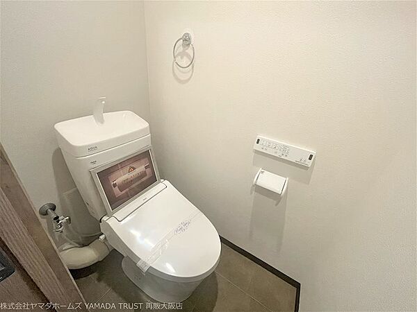 【リフォーム完了】トイレは暖房便座機能付きに交換し、天井や壁、床も新しく貼り替えました。