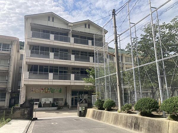 松山市立湯山小学校（2610m）