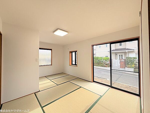 【リフォーム完了】1階和室9帖　南側にある窓から日が入るので、明るい印象のお部屋となっております。