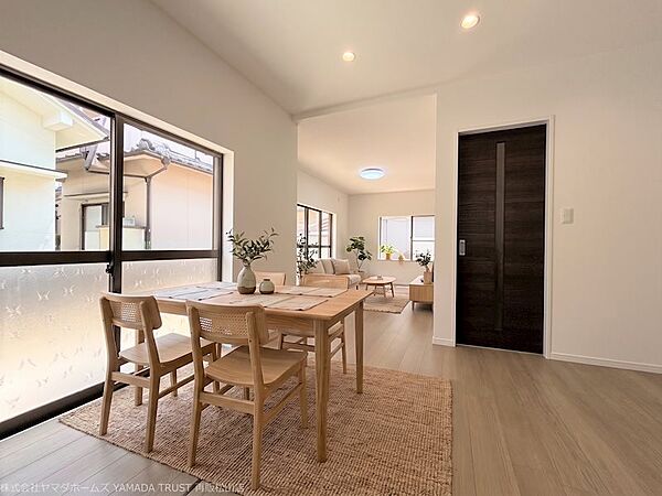 【リフォーム完了】床・天井・壁クロスは張り替えました。建具・照明も交換いたしました。※家具はCGです。