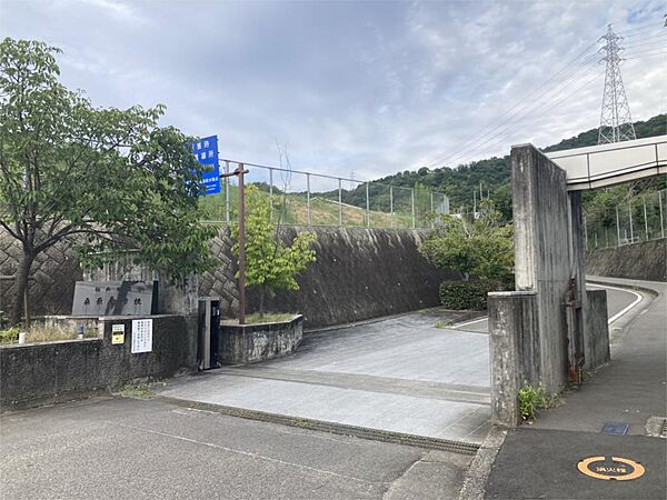 松山市立桑原中学校（487m）