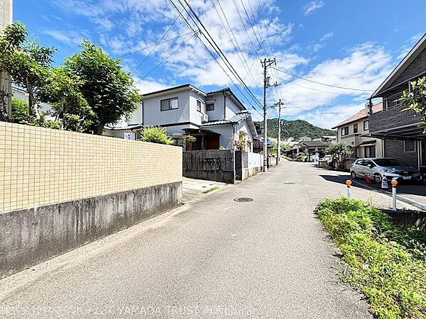 前面道路の道幅は約4mあるため、駐車もしやすいですね。
