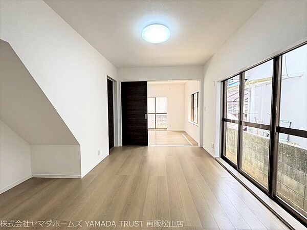 【リフォーム完了】1階洋室6帖　リビング横の洋室は来客用としても使いやすいですね。