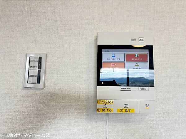モニター付インターフォン。 録画機能付きで、カラーで見やすく、来訪者があっても安心です