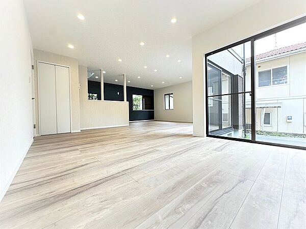 【リフォーム済】21帖のリビング写真です。照明、エアコン1台設置済です。対面キッチンなので料理をしながらご家族とお話ができます。