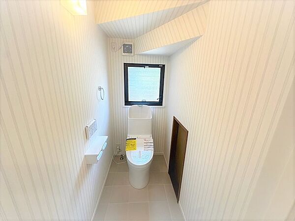 【リフォーム済】1階トイレ写真です。TOTO製のウォシュレット付きに新品交換済です。