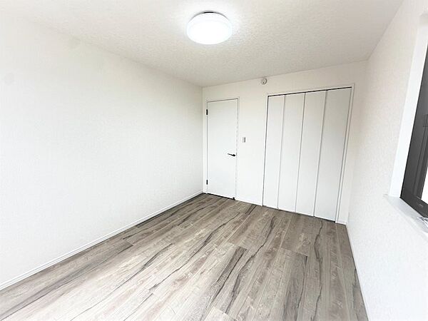 【リフォーム済】2階5．7帖洋室写真です。床はフロア材で仕上げ、壁・天井はクロス張替えを行いました。