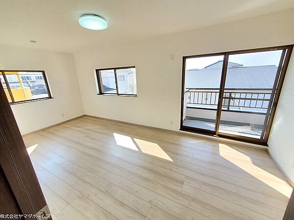 【リフォーム済】2F　東側の洋室です。フローリング全面フロア張り、壁紙の張替えを行いました。