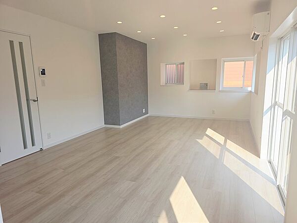 【リフォーム済】リビング写真です。新品のエアコンを1台設置しています。